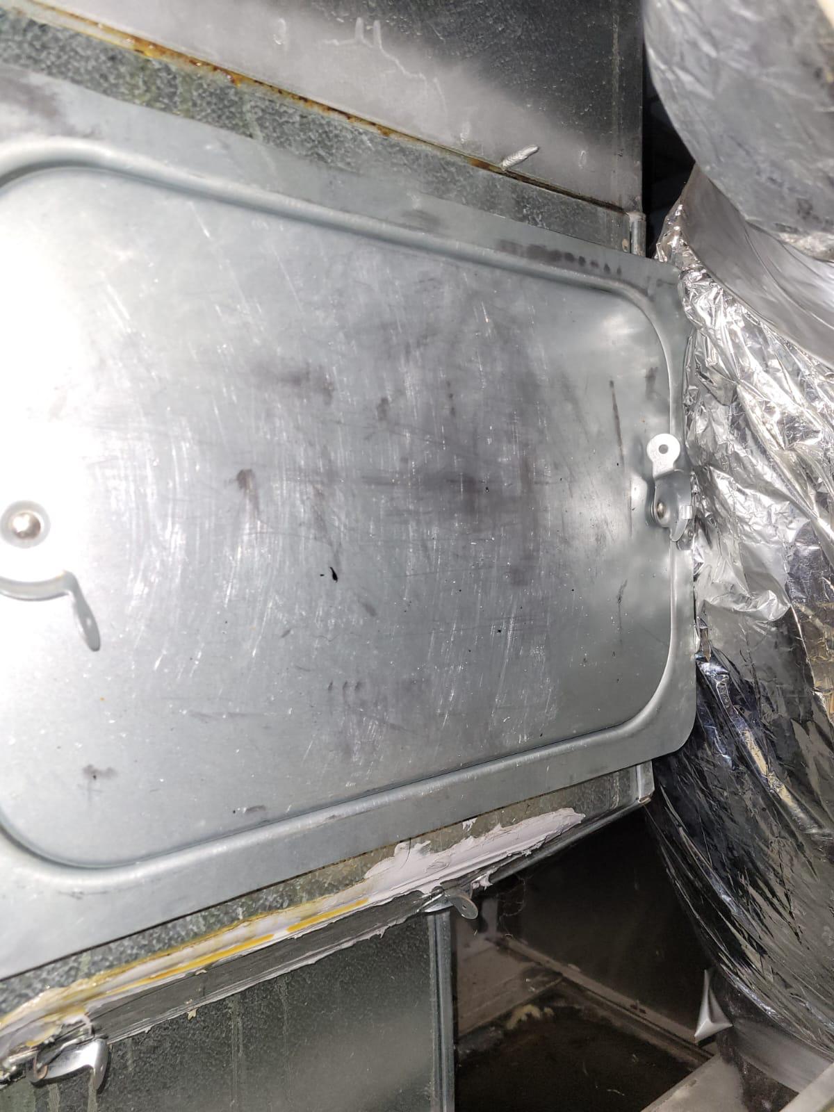 Access hole fitted with an access panel cover